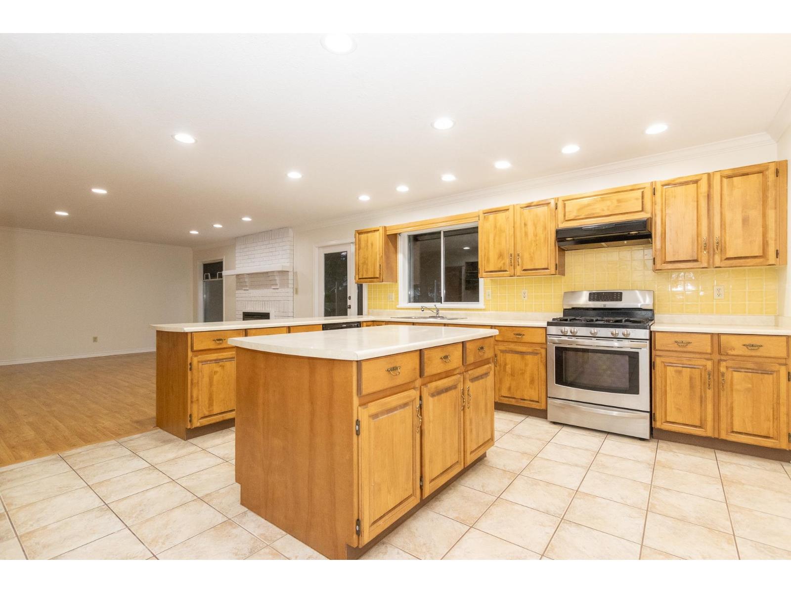 13811 17 Avenue Property Photo 10
