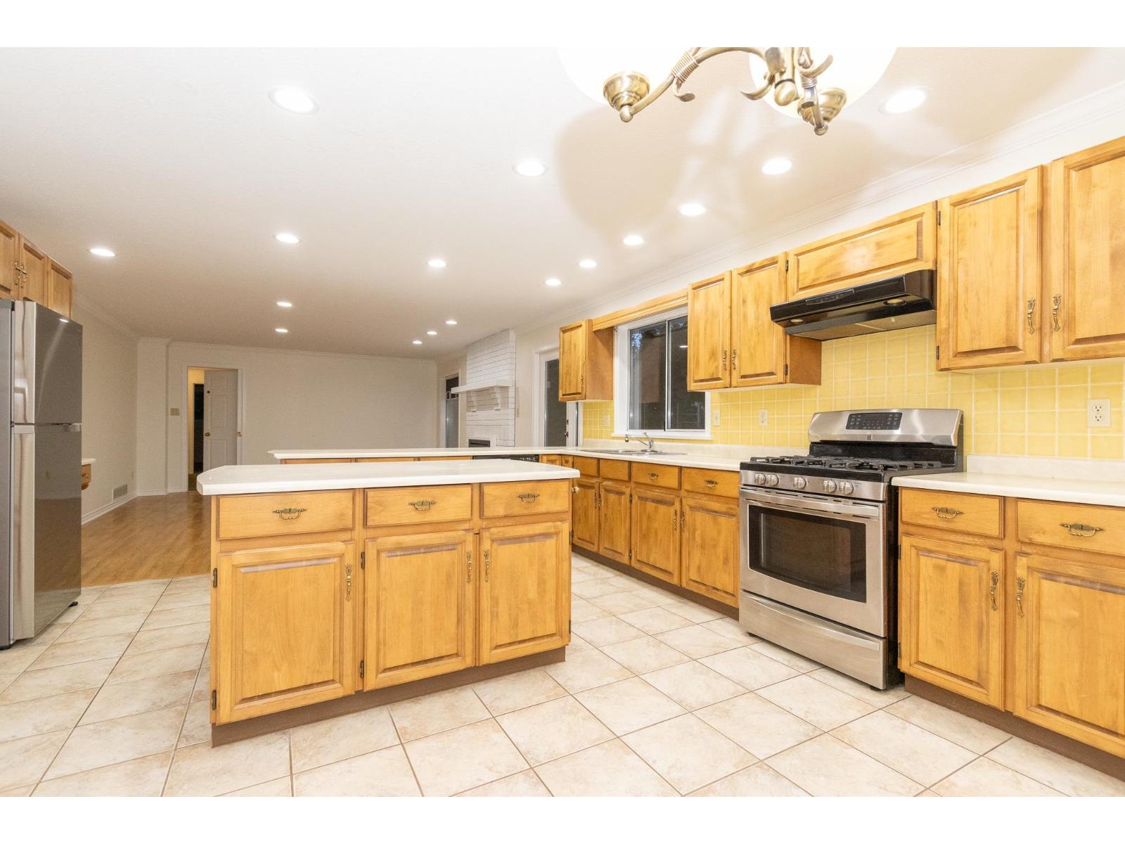 13811 17 Avenue Property Photo 12