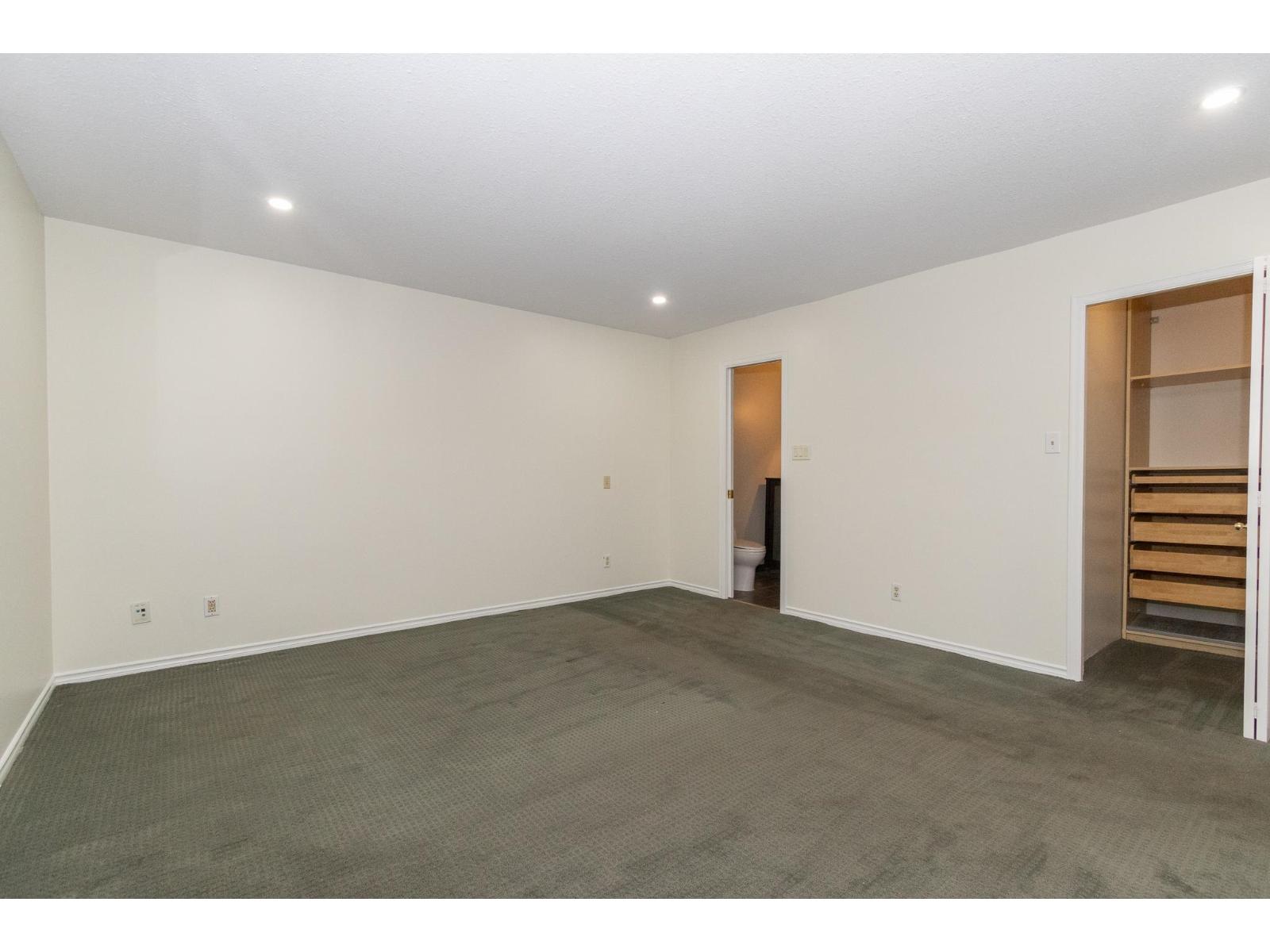 13811 17 Avenue Property Photo 26