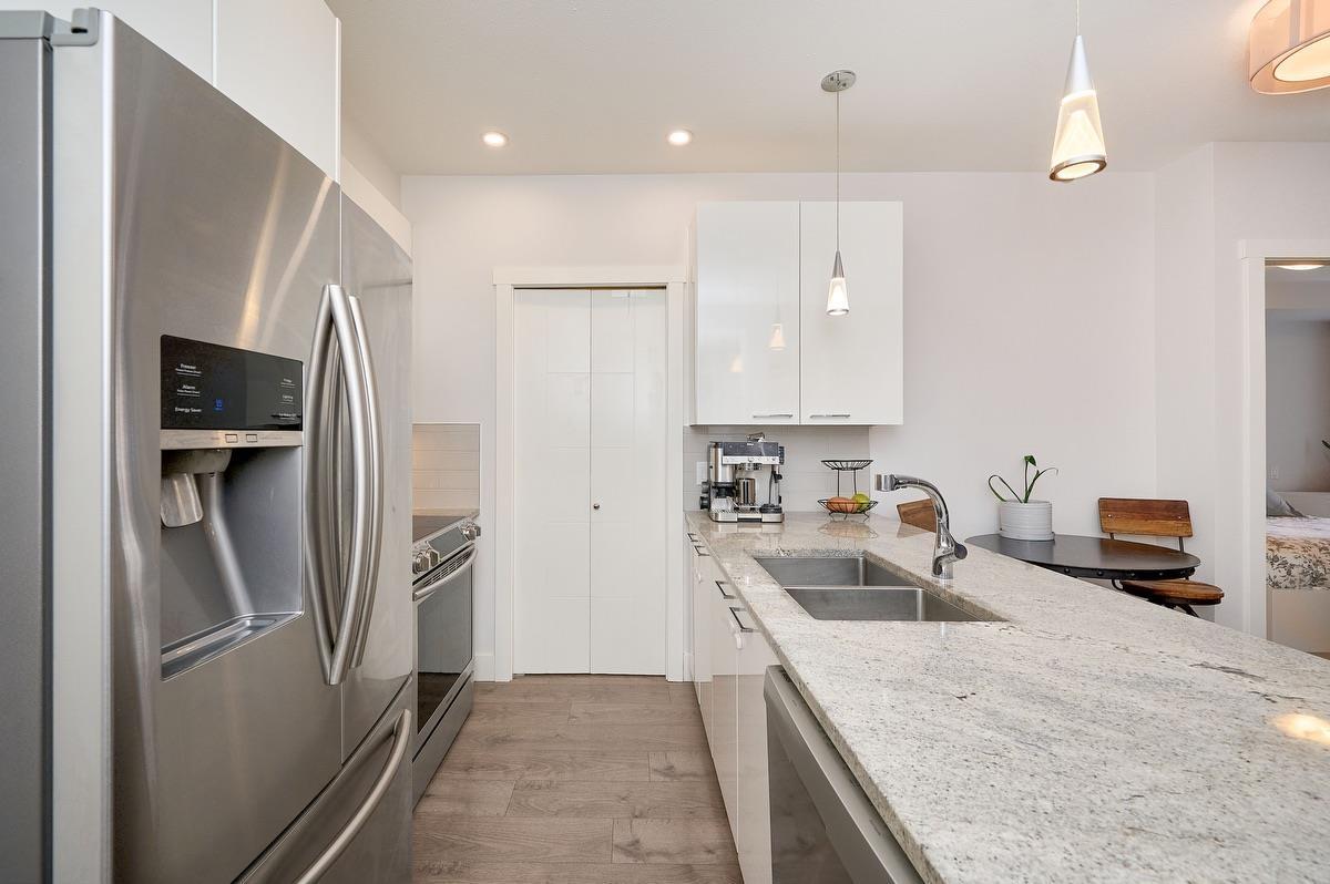 314 20175 53 Avenue Property Photo 5
