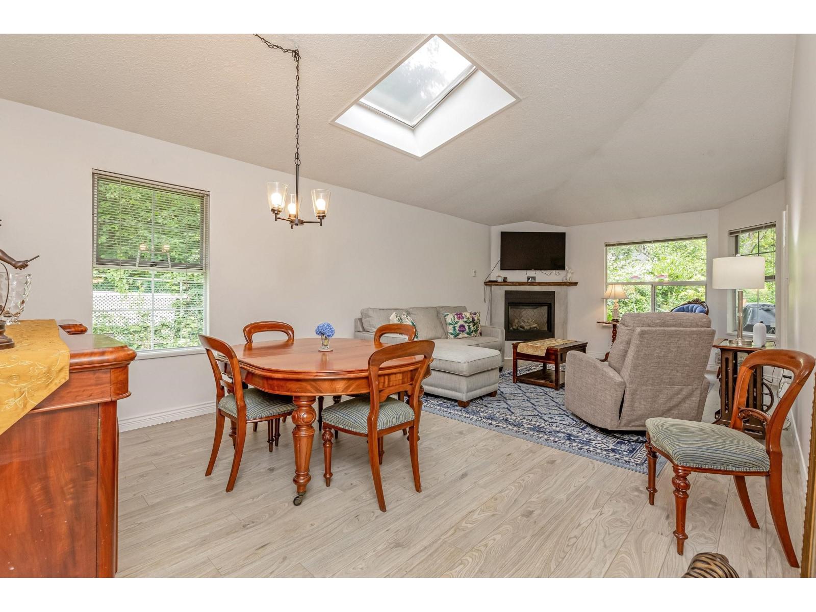 54 6537 138 Street Property Photo 8