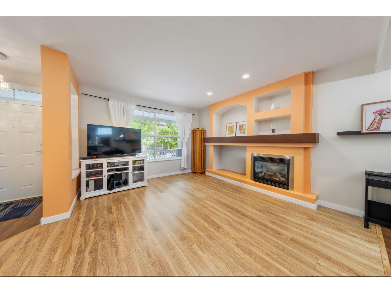 15186 61a Avenue Property Photo 3