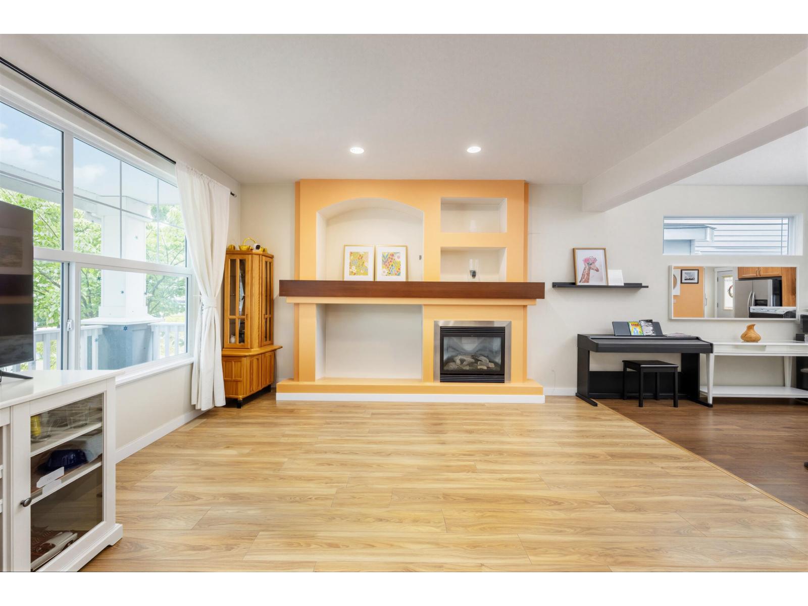 15186 61a Avenue Property Photo 4