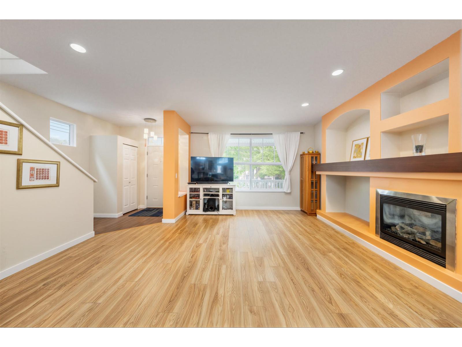 15186 61a Avenue Property Photo 5