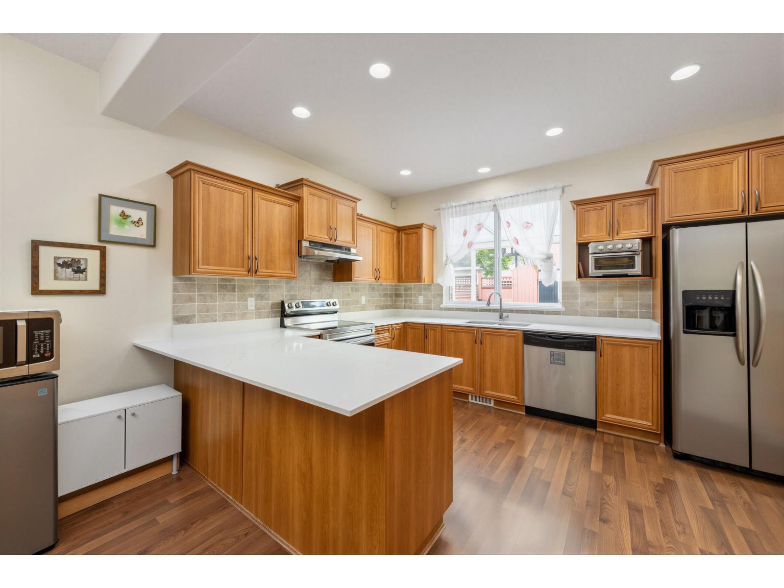 15186 61a Avenue Property Photo 8