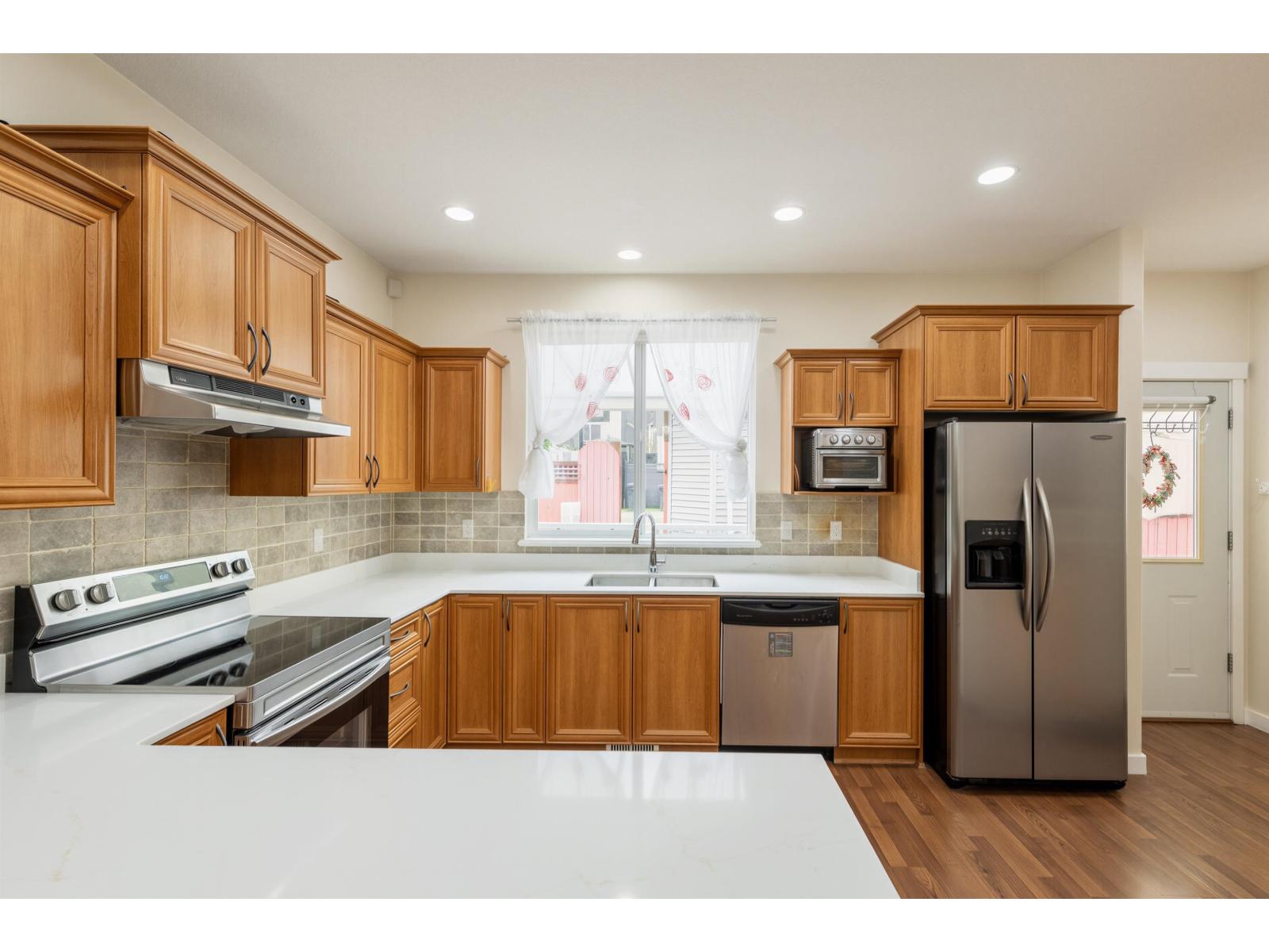 15186 61a Avenue Property Photo 9