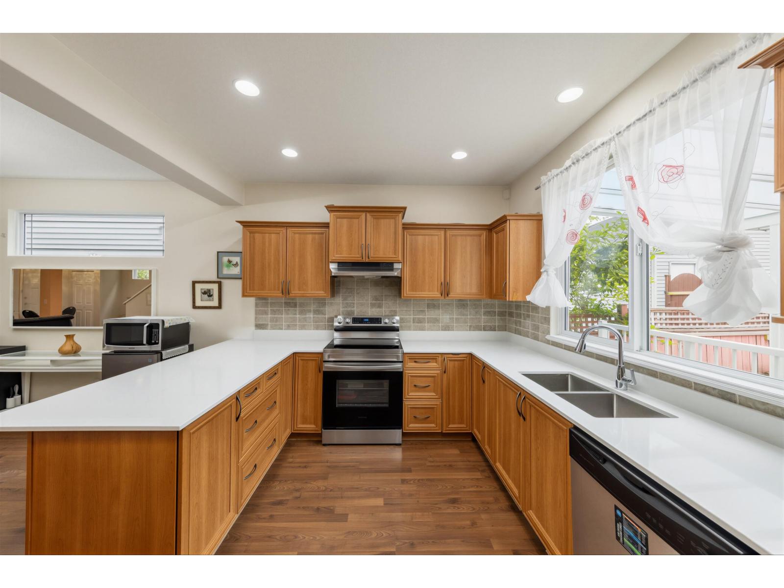 15186 61a Avenue Property Photo 10