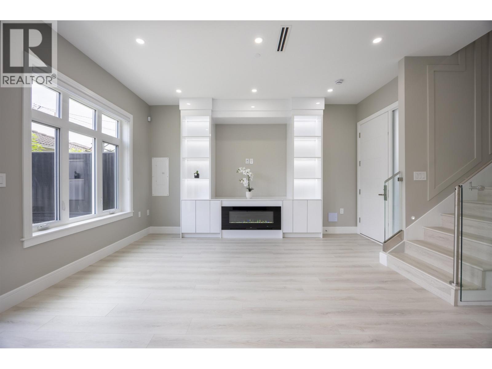 2 5808 Lanark Street Property Photo 5