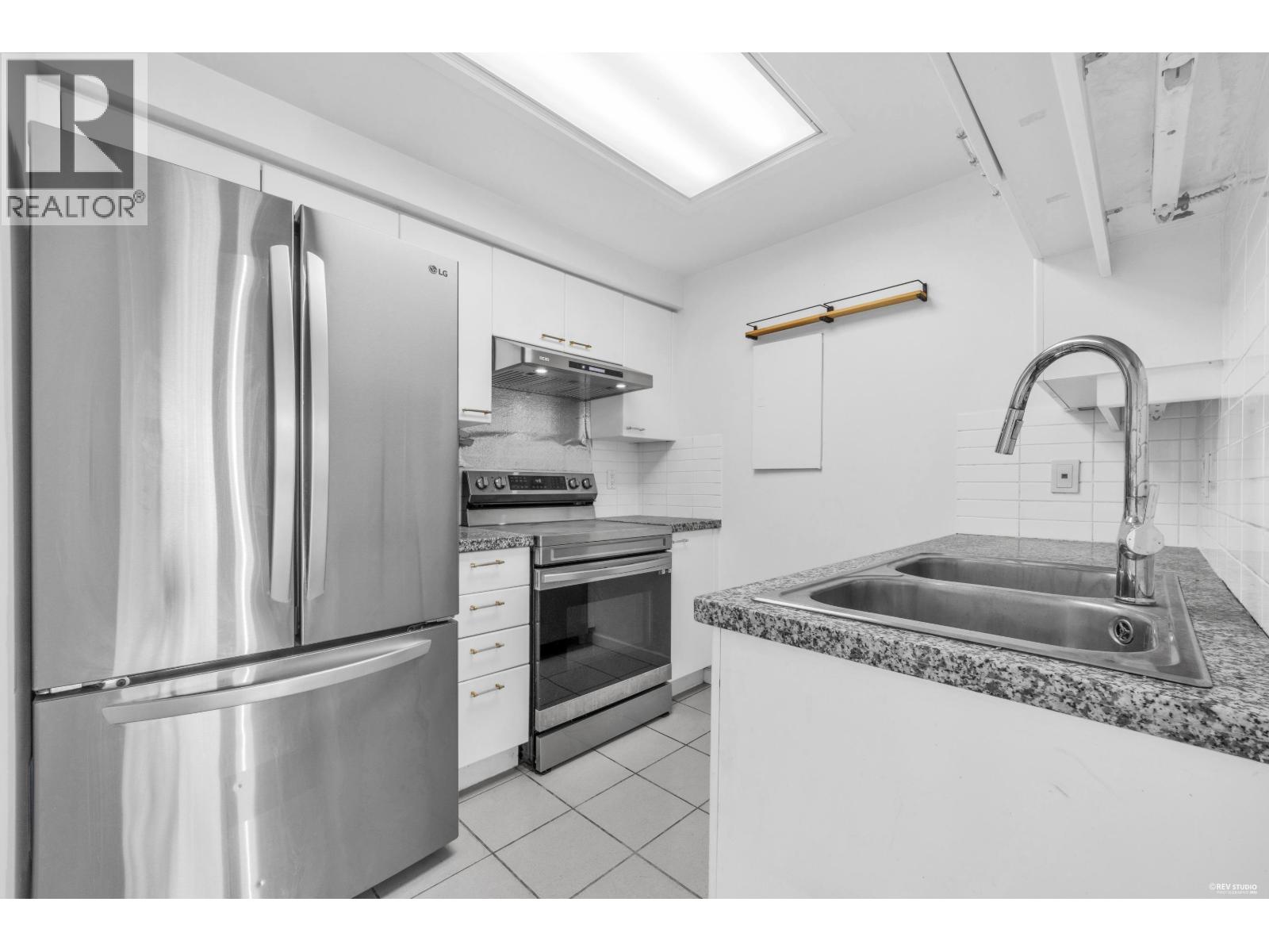 507 388 Drake Street Property Photo 18