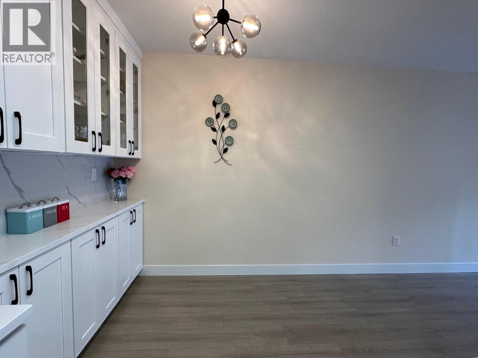 401 4941 Lougheed Highway Property Photo 6