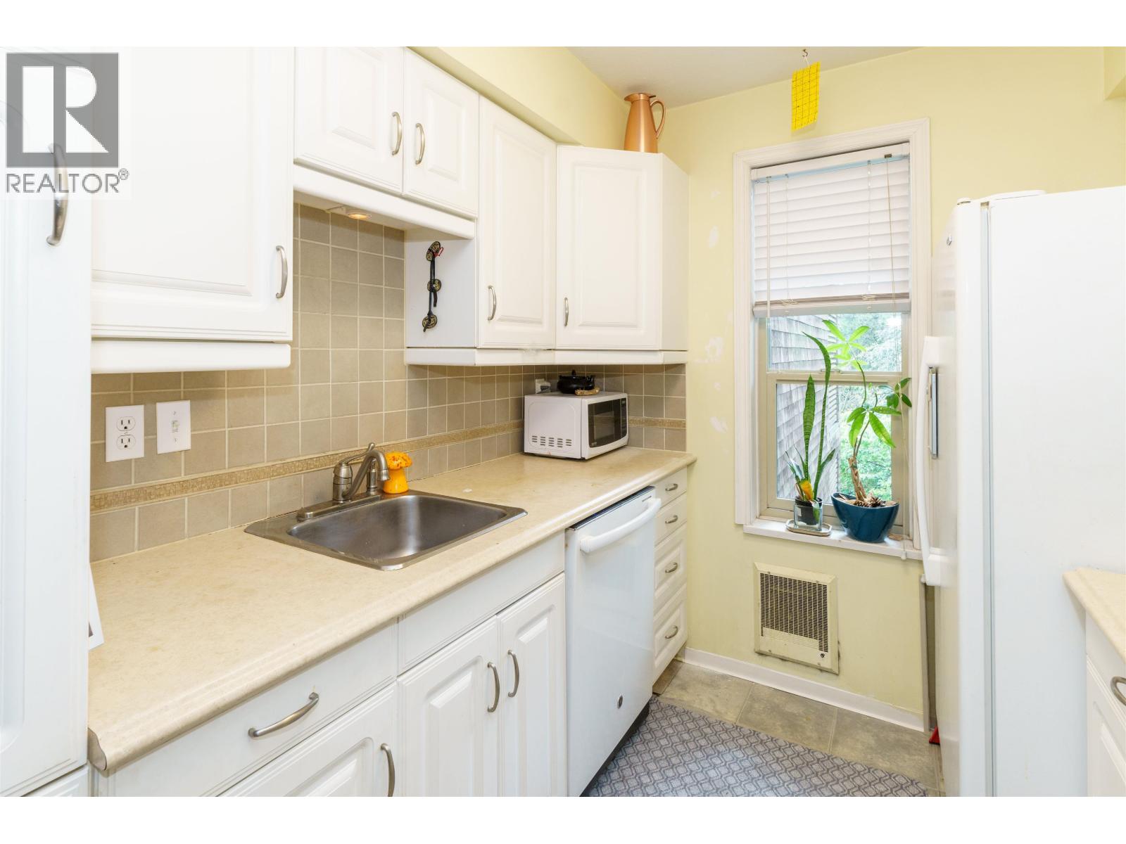606 9867 Manchester Drive Property Photo 16