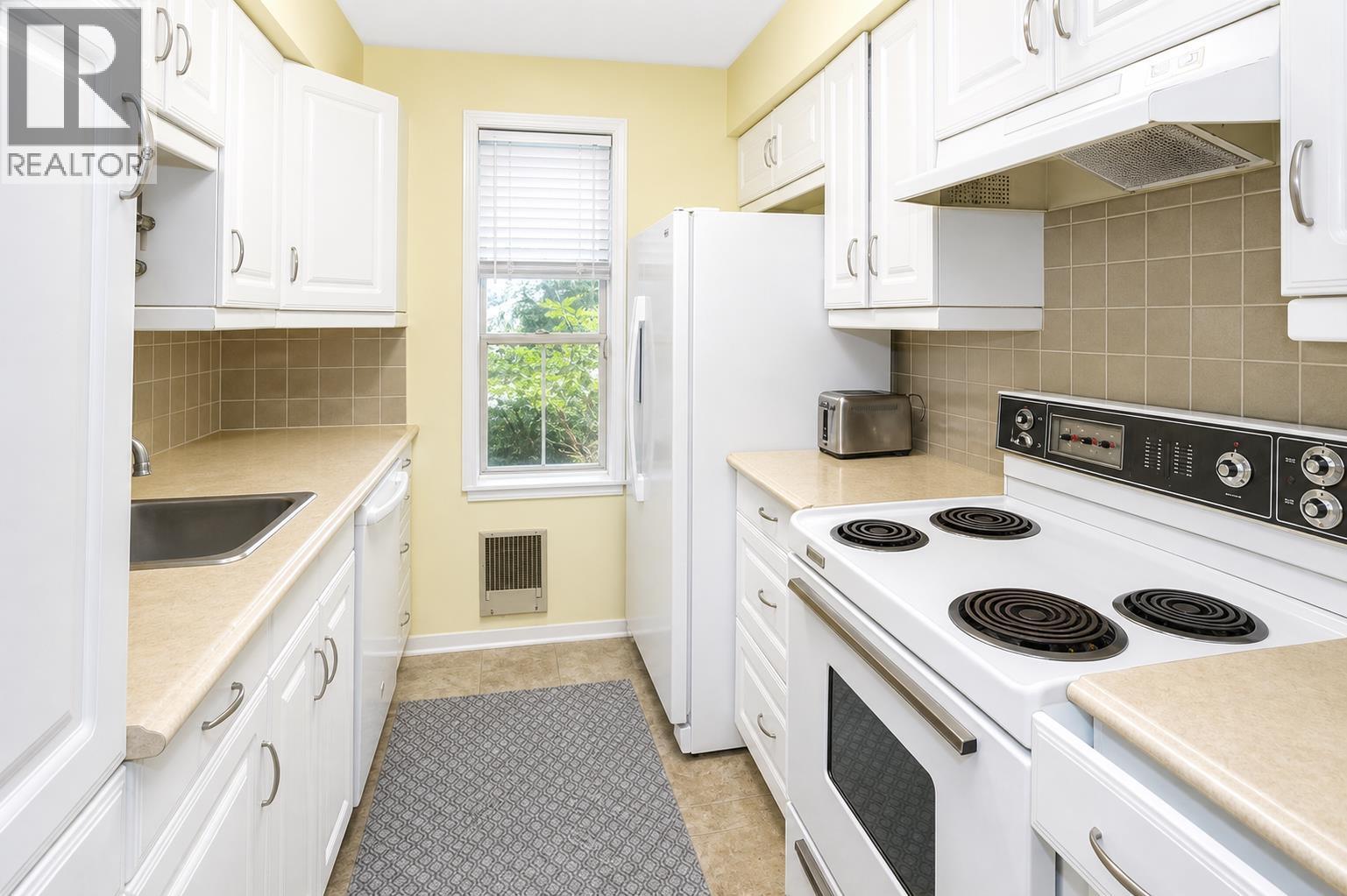 606 9867 Manchester Drive Property Photo 17