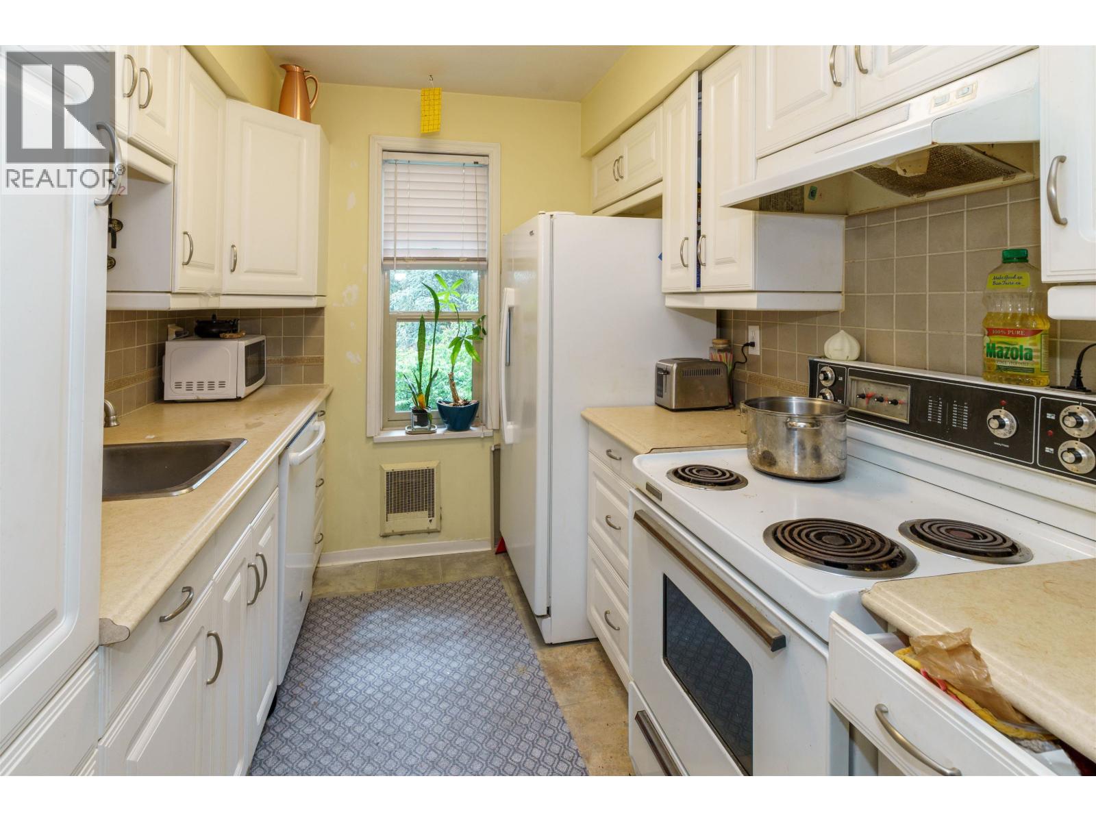 606 9867 Manchester Drive Property Photo 18