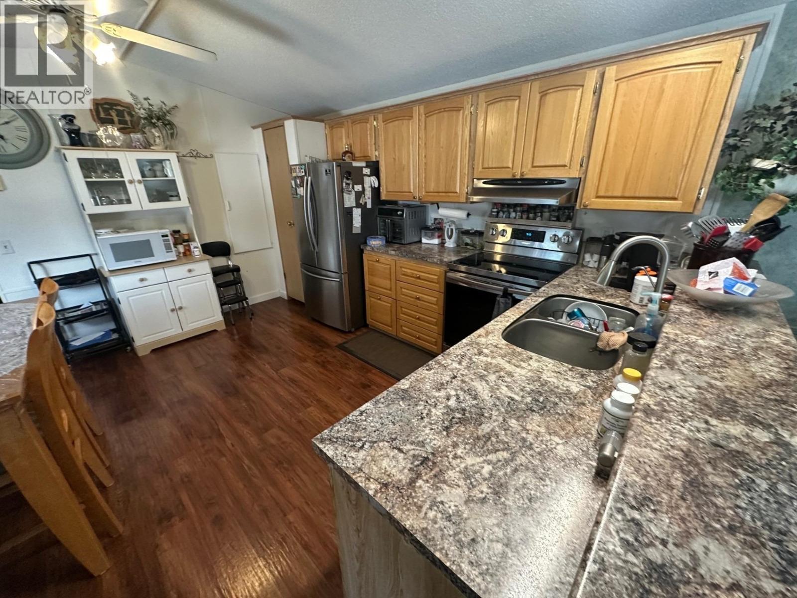 10085 98 Street Property Photo 8