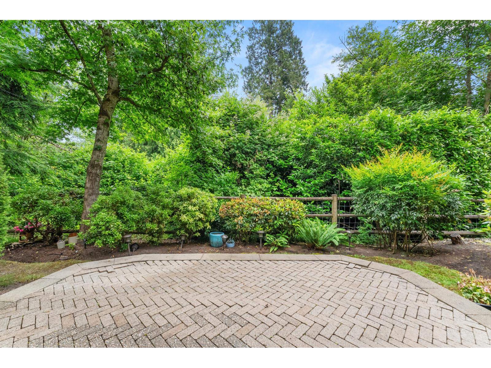 18 3122 160 Street Property Photo 4