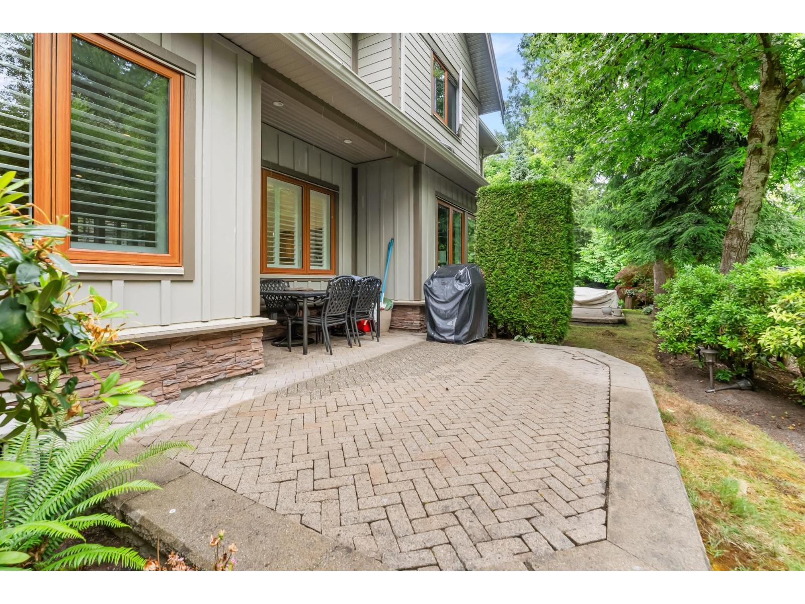 18 3122 160 Street Property Photo 5
