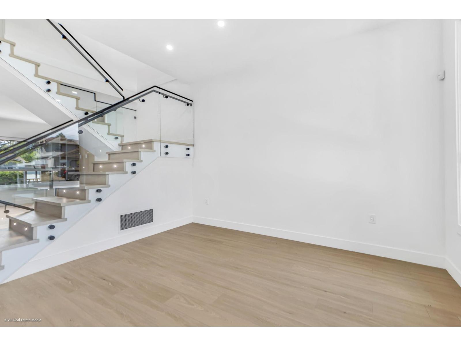 7083 115 Street Property Photo 6