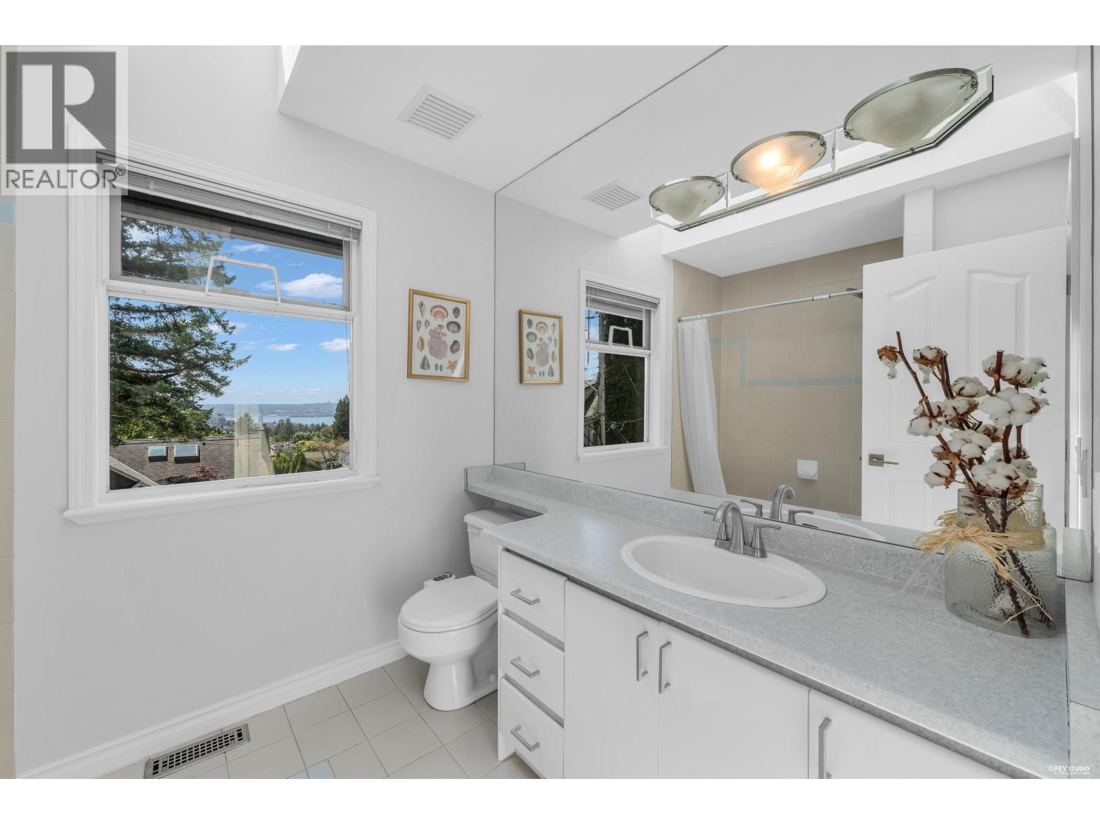 111 Sandringham Crescent Property Photo 29