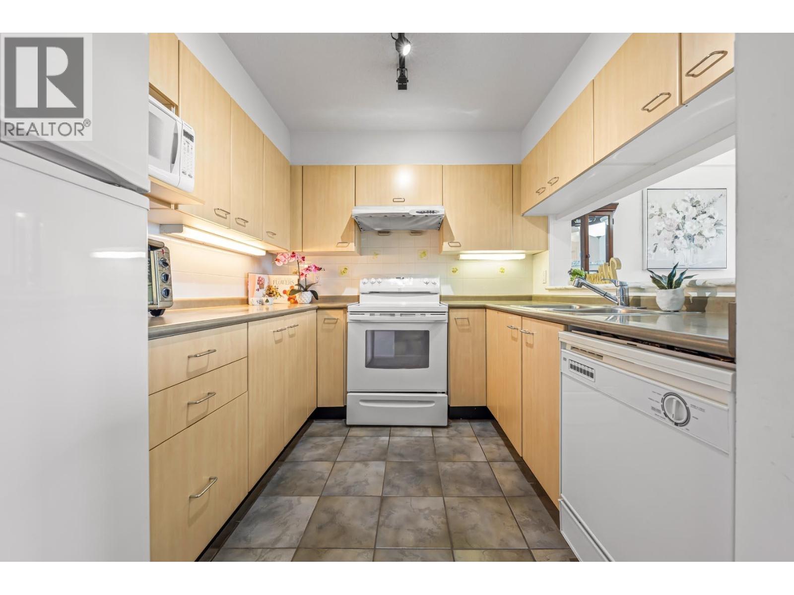 1102 1148 Heffley Crescent Property Photo 7