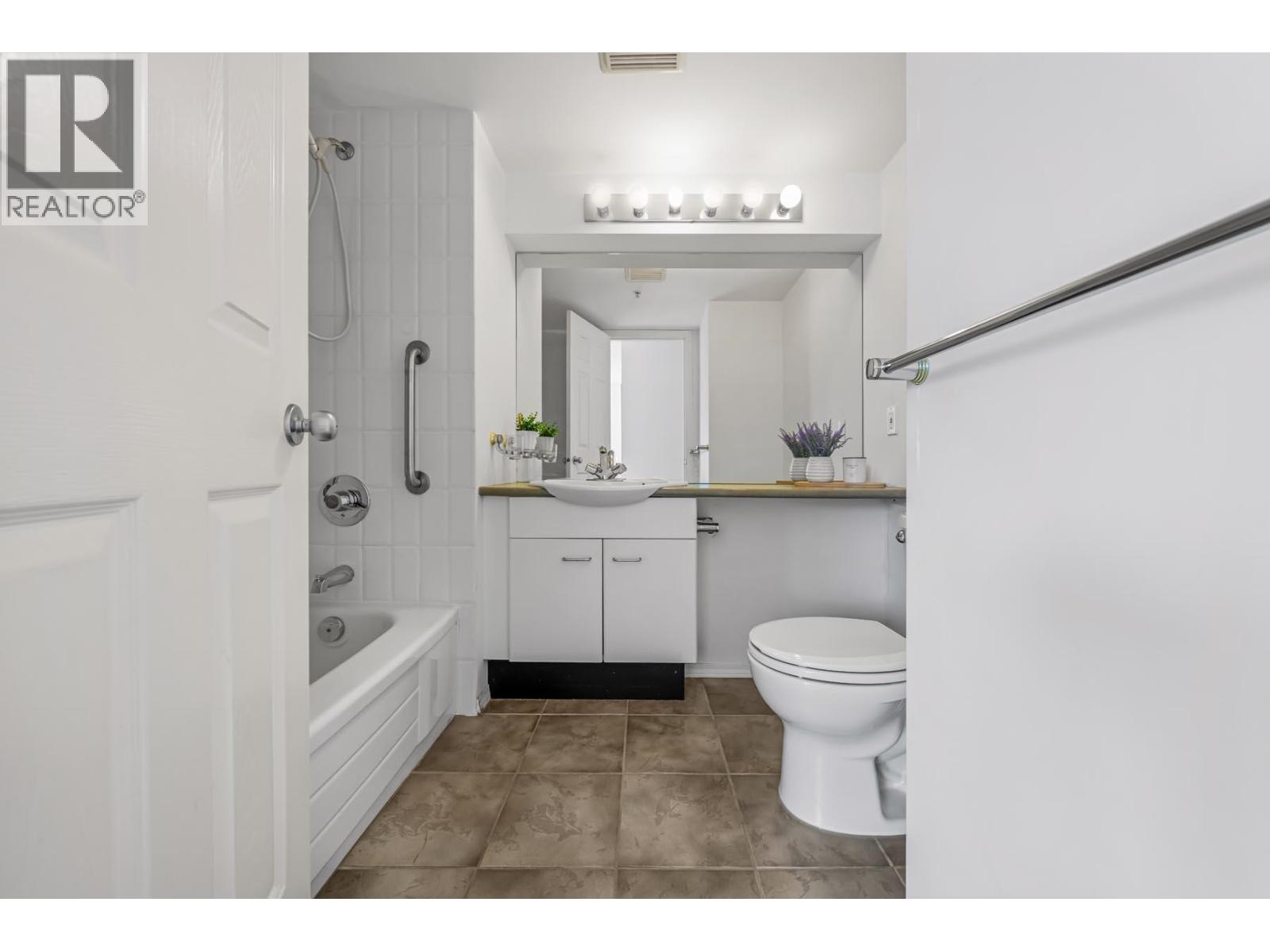 1102 1148 Heffley Crescent Property Photo 14