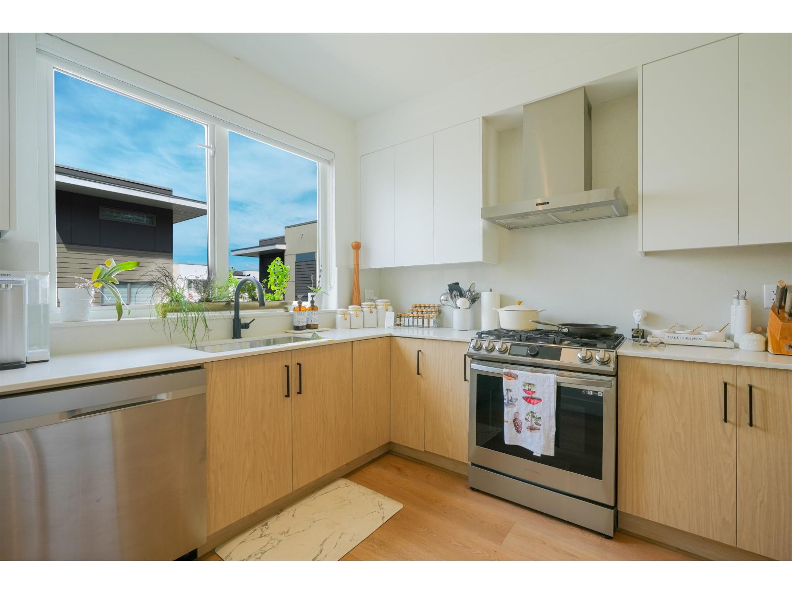 38 12585 104a Avenue Property Photo 6