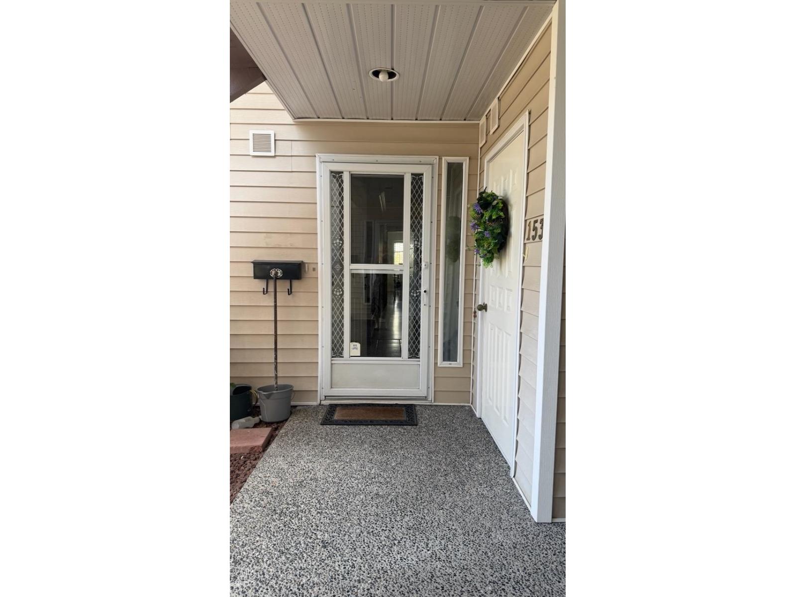153 6875 121 Street Property Photo 3