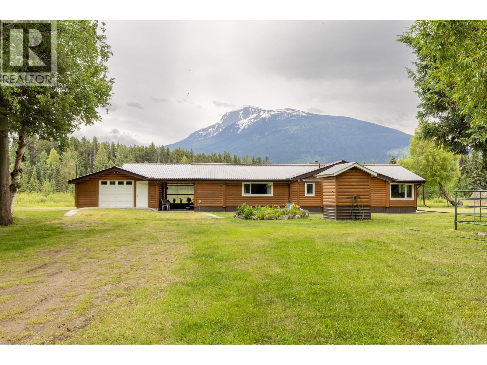 8210 S 5 Highway Property Photo 1