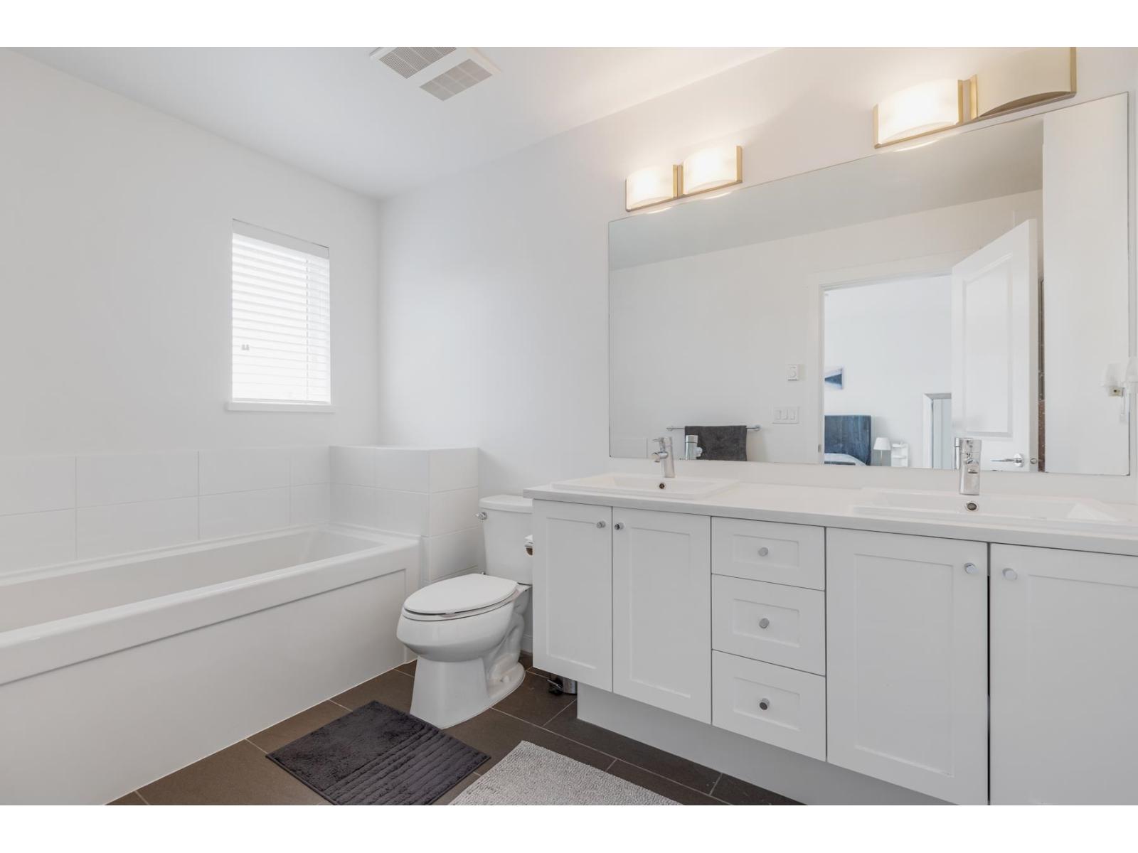 26 16337 15 Avenue Property Photo 16