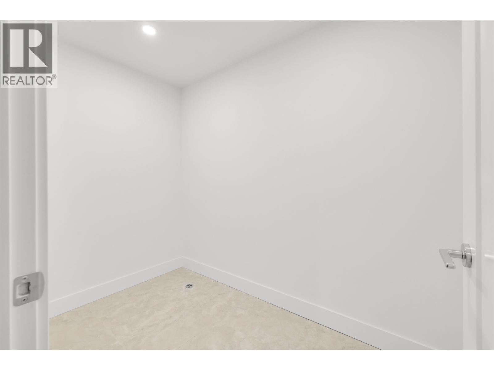 6310 Oak Street Property Photo 21