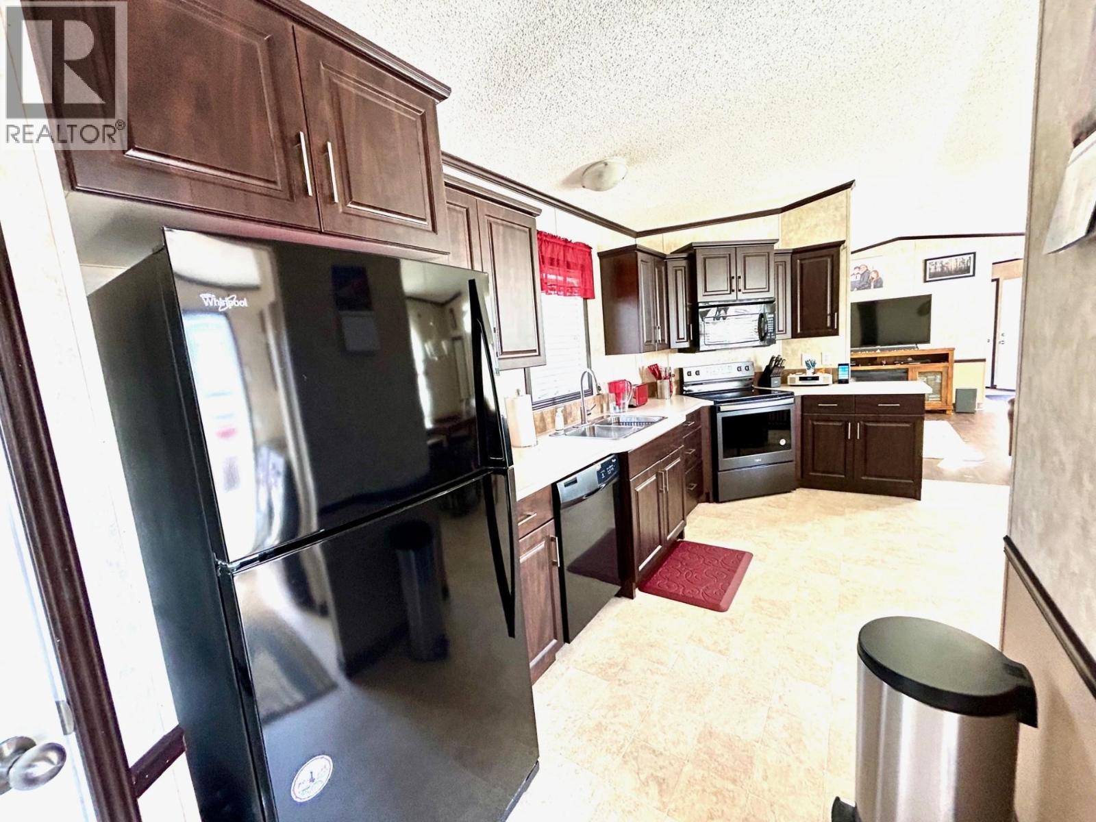 5227 42 Street Property Photo 2