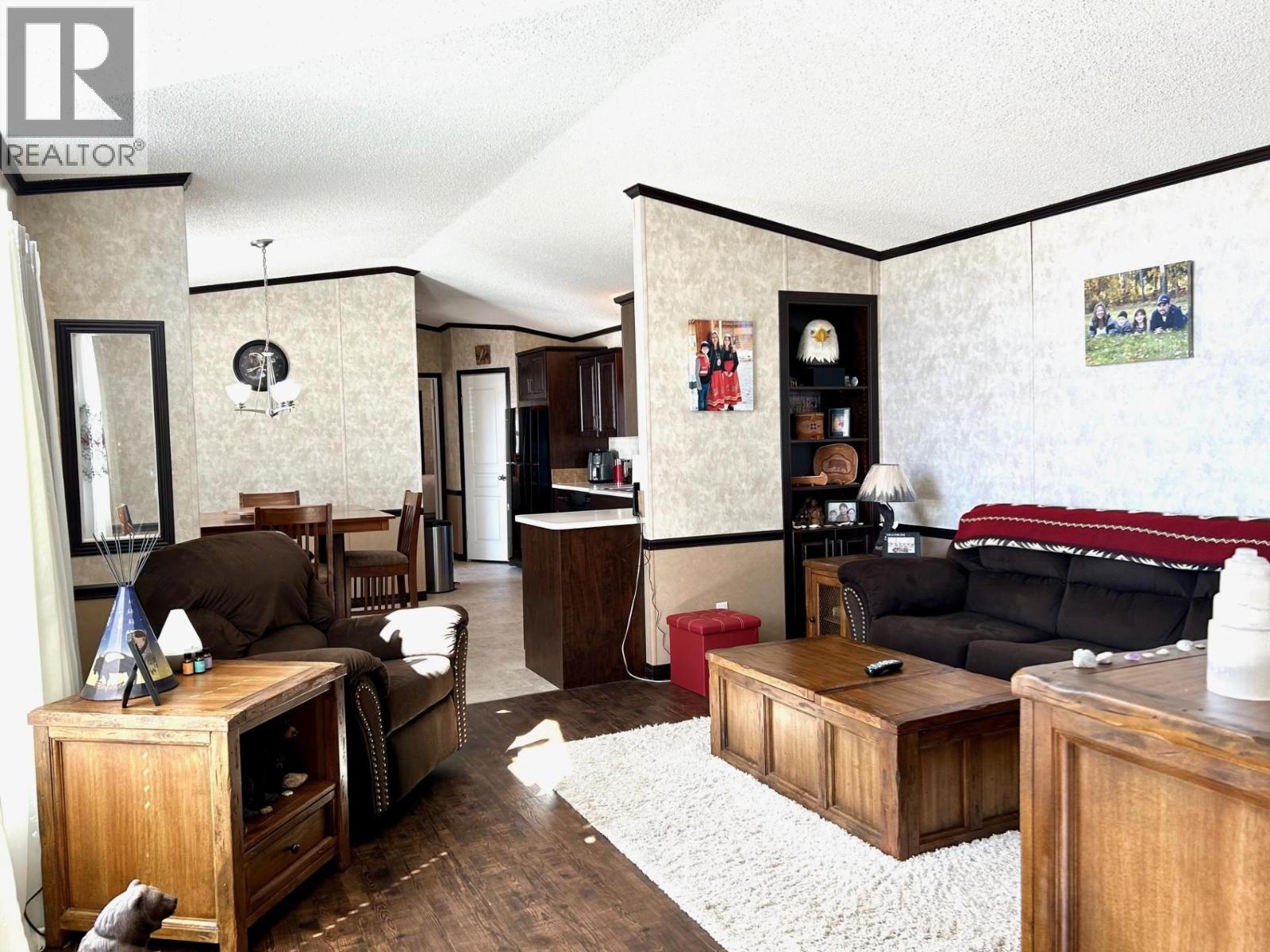 5227 42 Street Property Photo 6