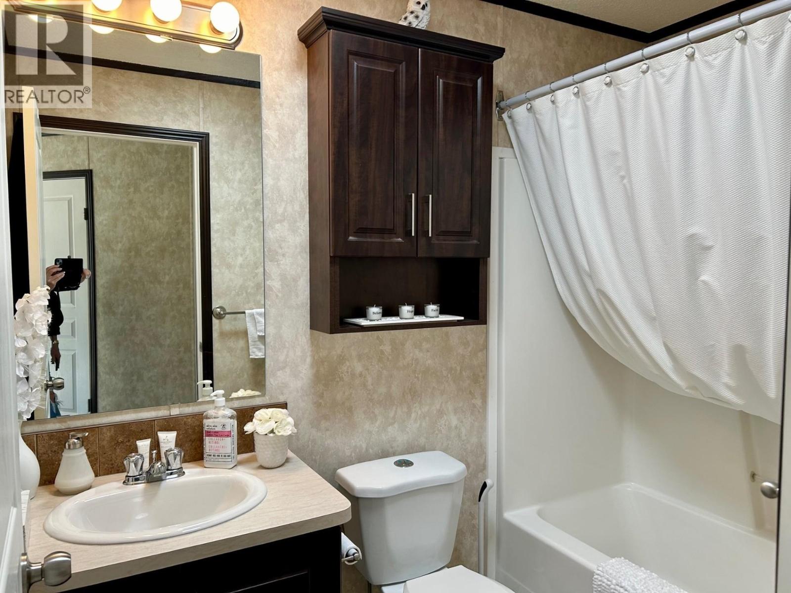 5227 42 Street Property Photo 12