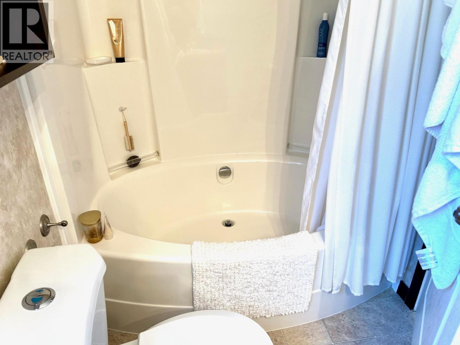 5227 42 Street Property Photo 13