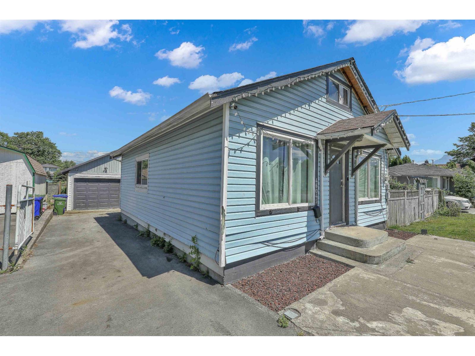 46045 Fifth Avenue Property Photo 3