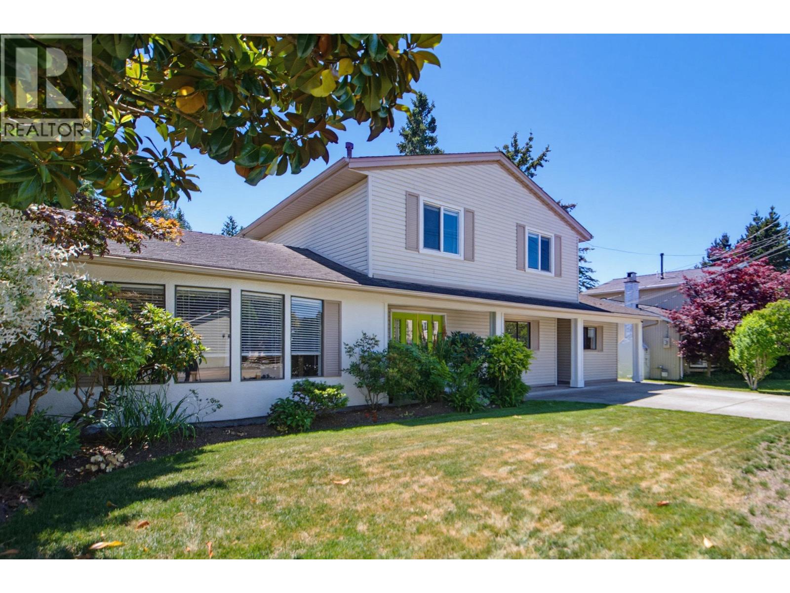 5494 50 Avenue Property Photo 3