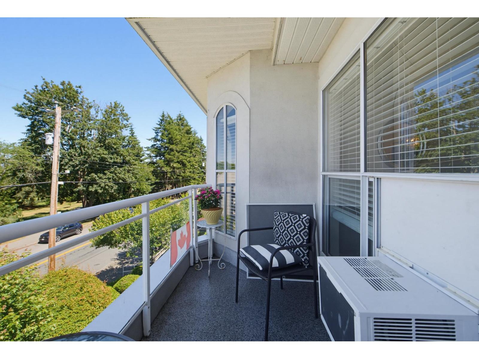 306 15290 18 Avenue Property Photo 15