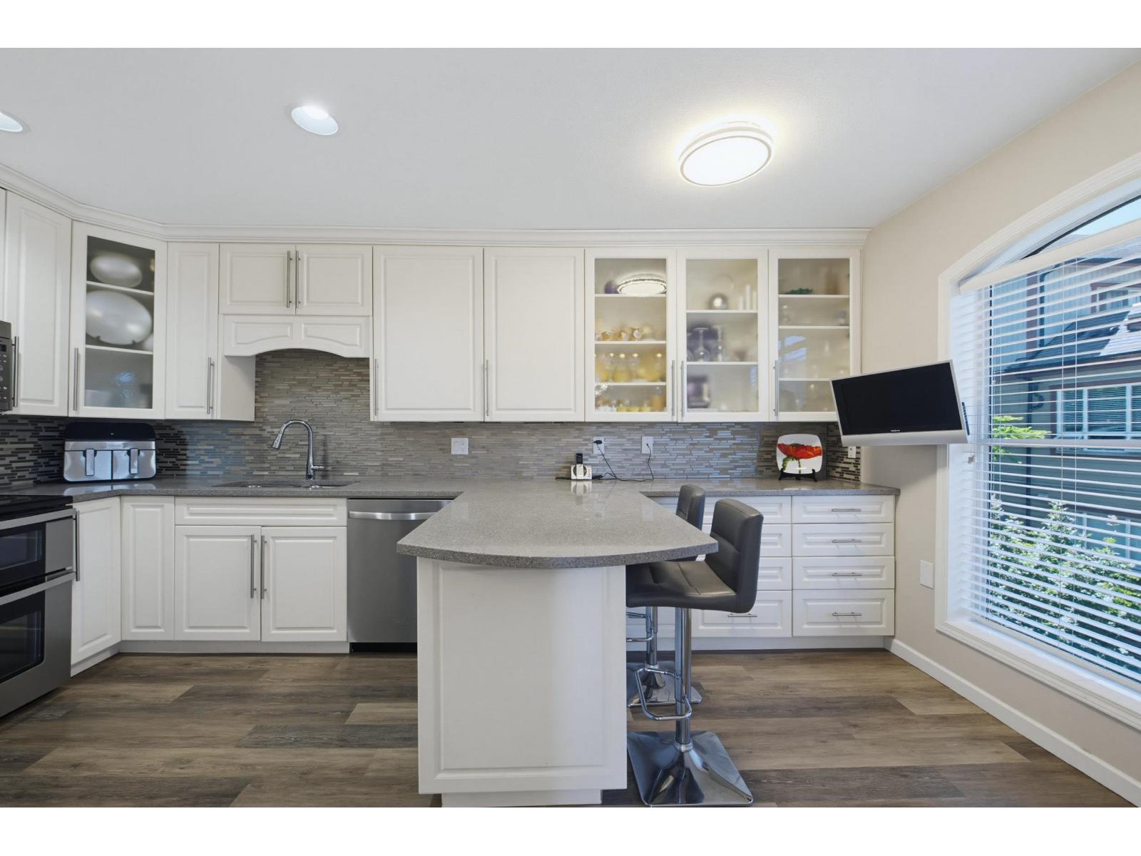 306 15290 18 Avenue Property Photo 22