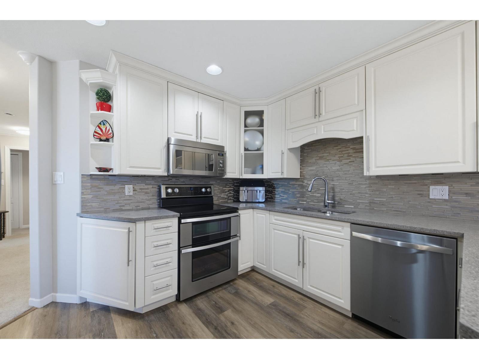 306 15290 18 Avenue Property Photo 26