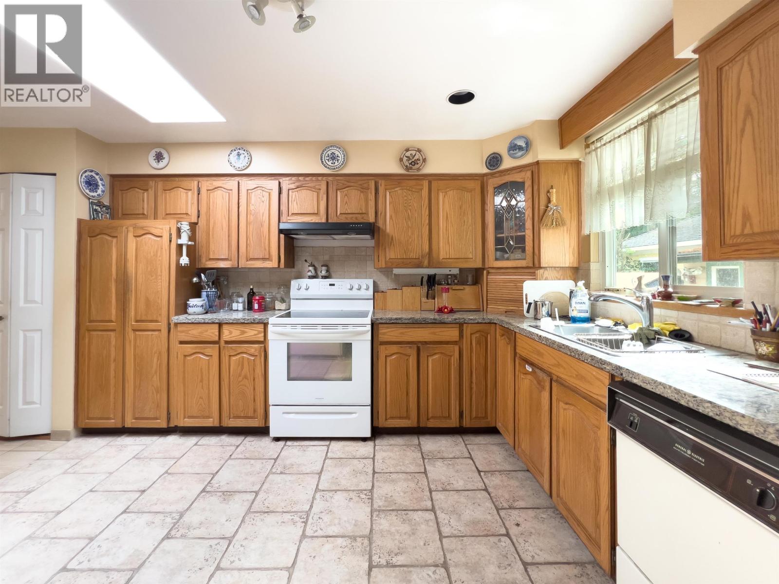1180 Devonshire Crescent Property Photo 6