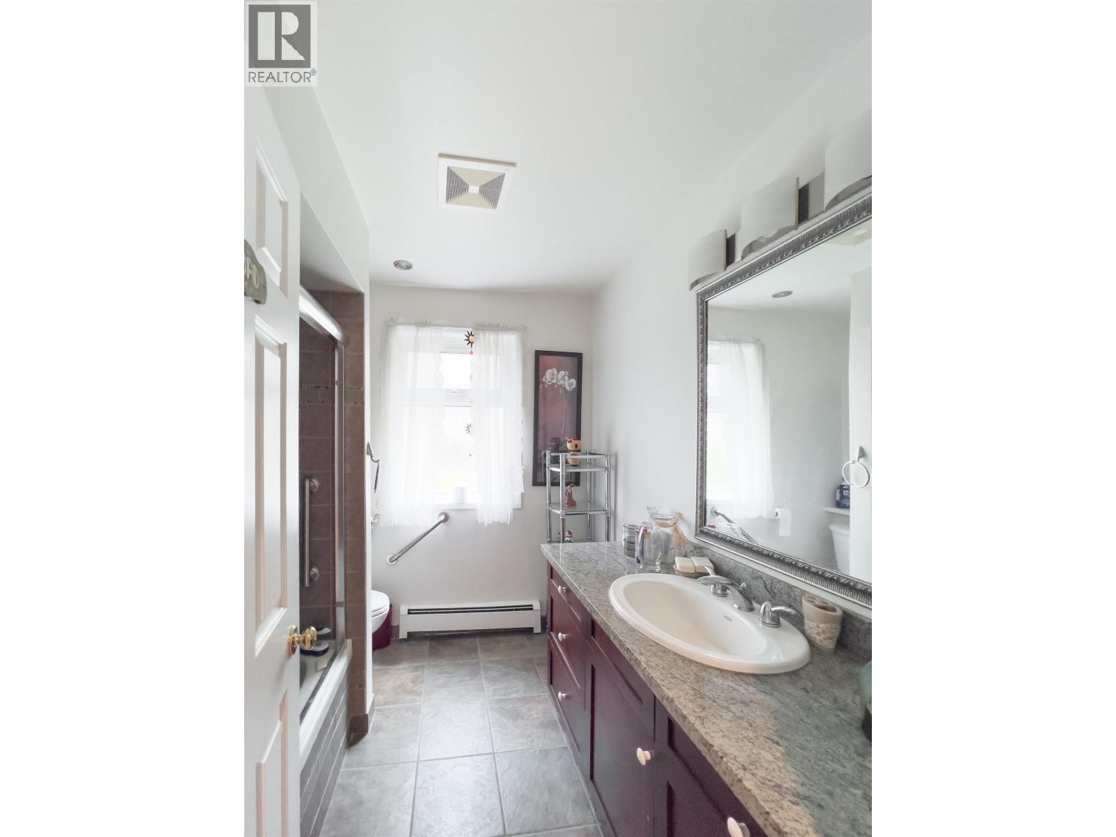 1180 Devonshire Crescent Property Photo 11