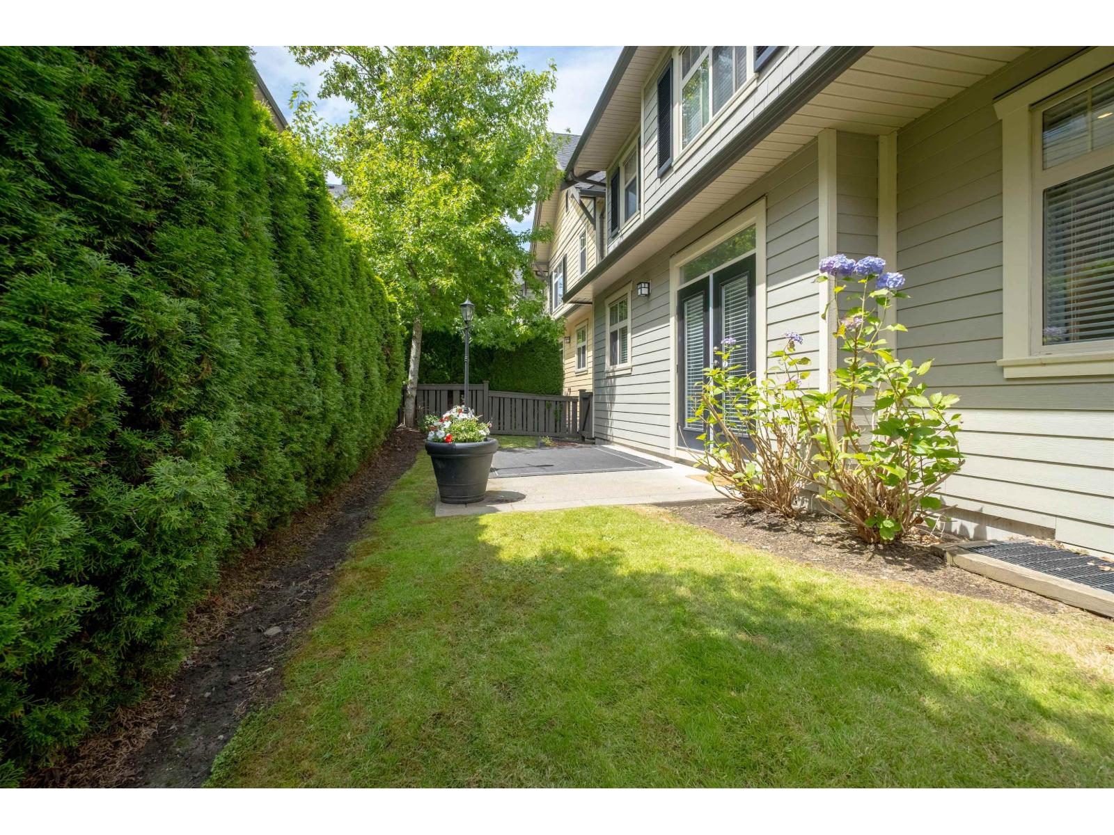 23 15885 26 Avenue Property Photo 4