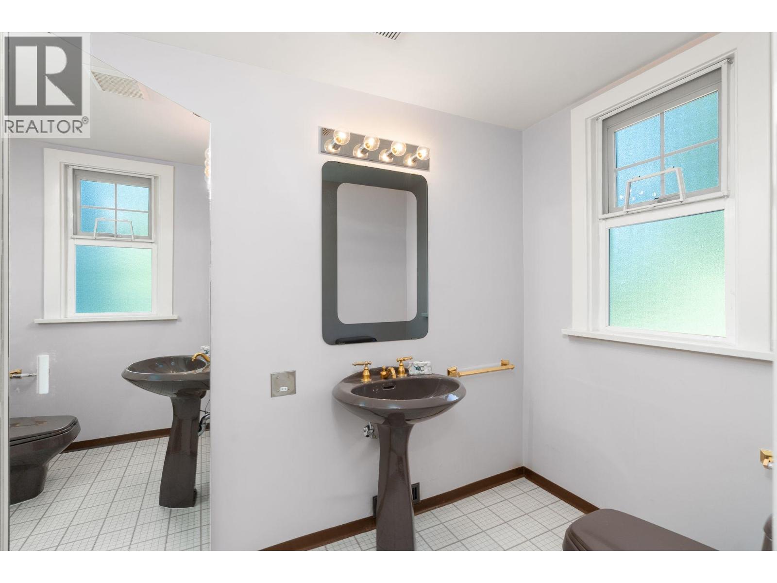 1537 W 40th Avenue Property Photo 24