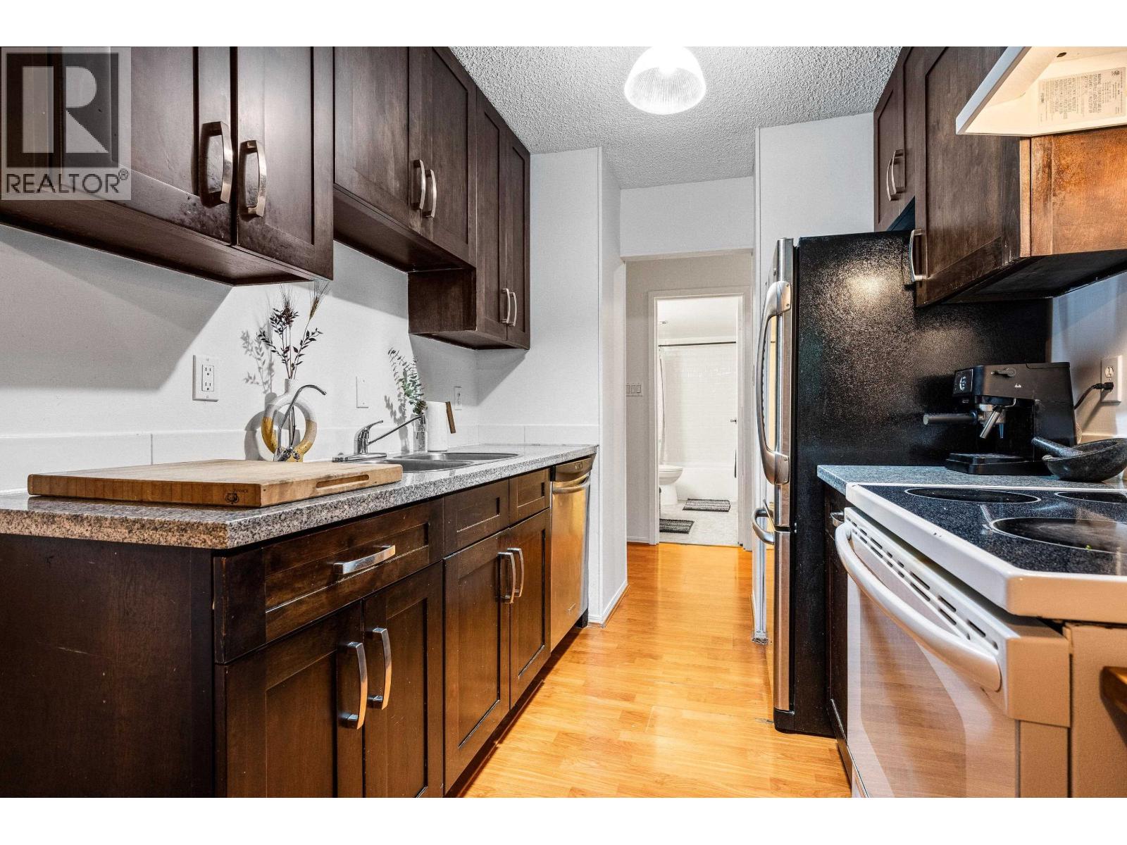 402 5340 Hastings Street Property Photo 4