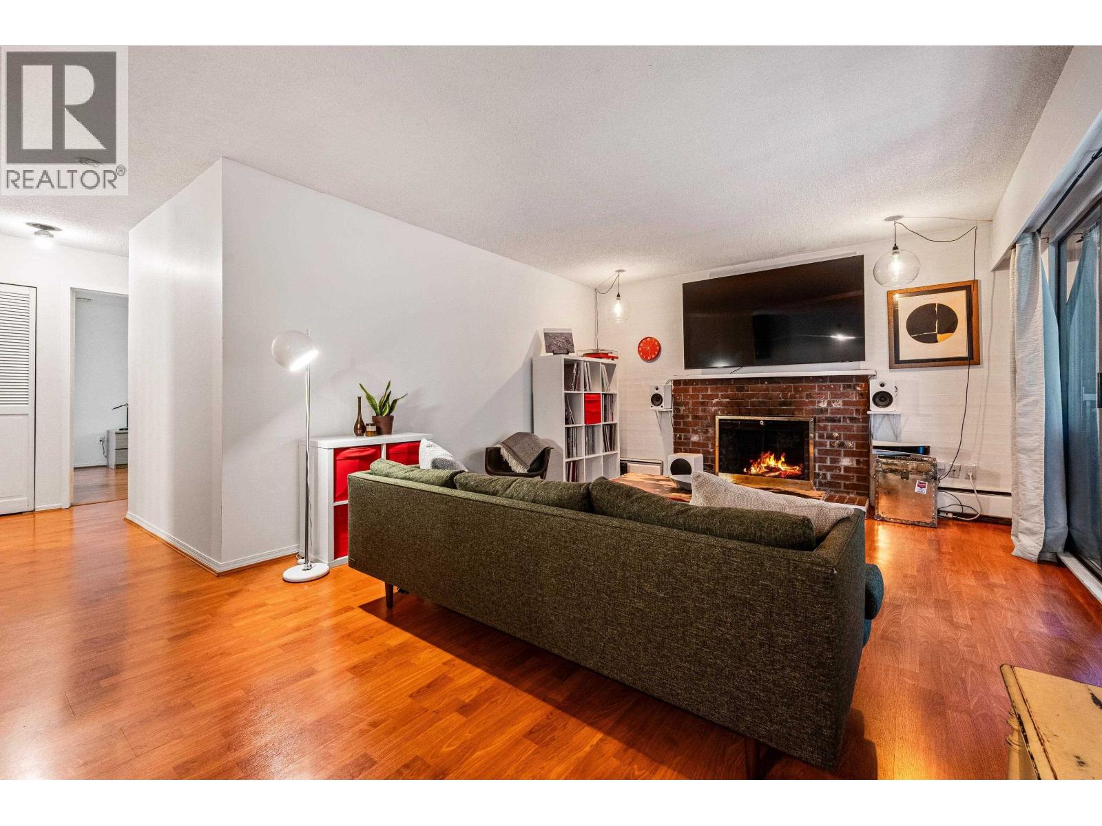 402 5340 Hastings Street Property Photo 11