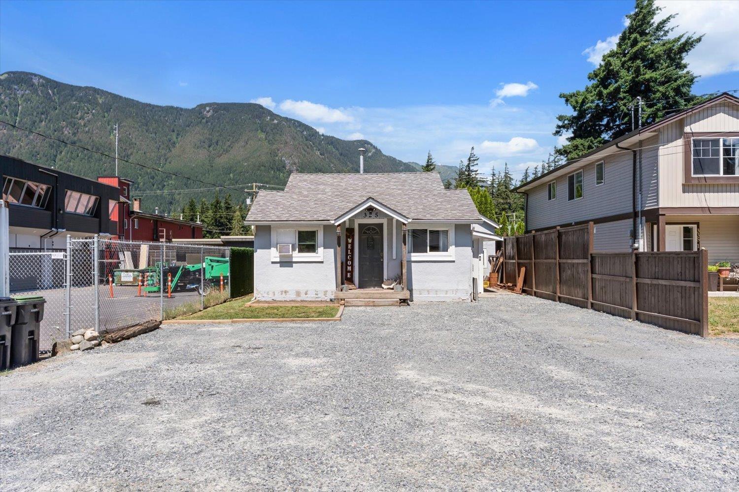 325 Hudson Bay Street Property Photo 1
