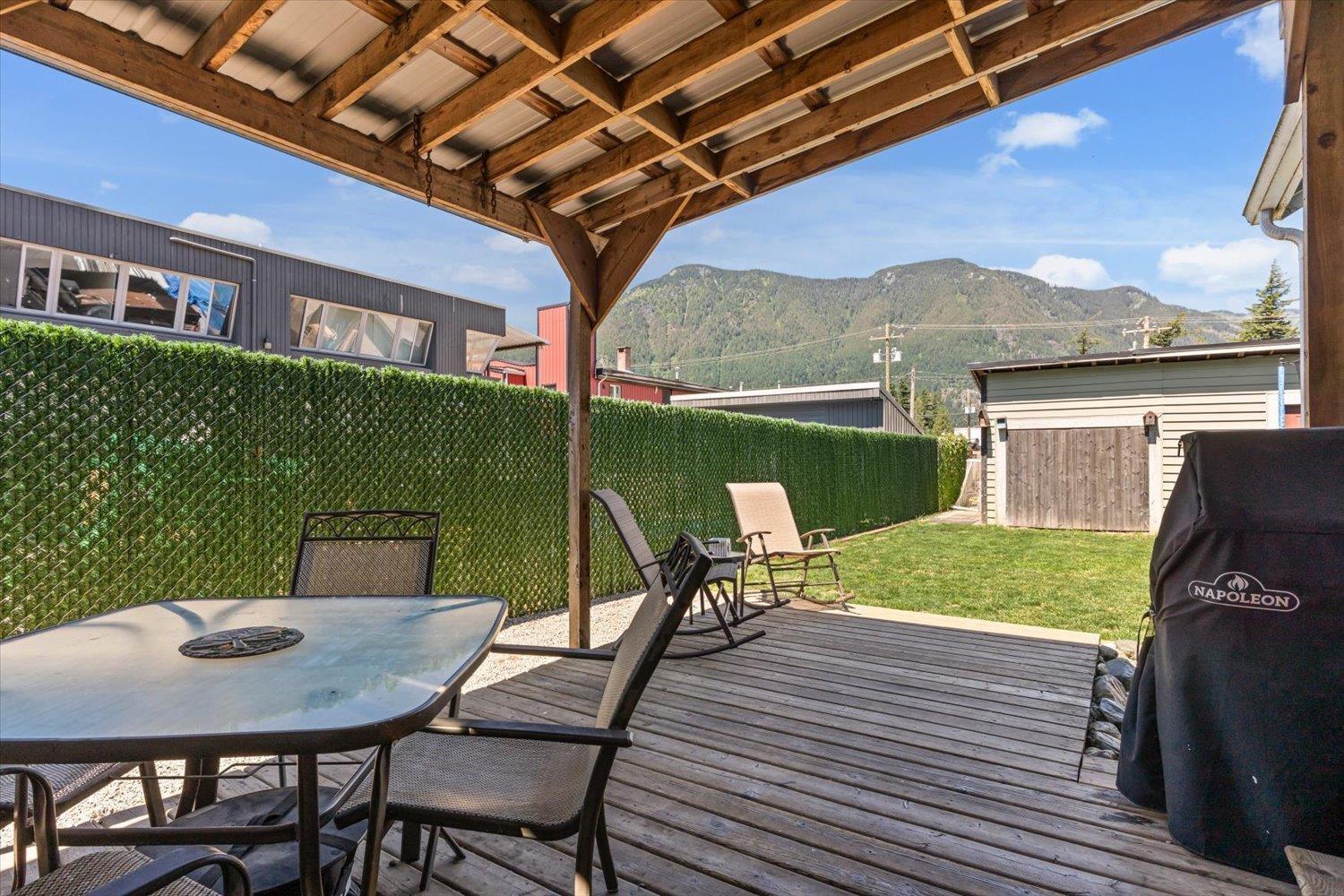325 Hudson Bay Street Property Photo 19