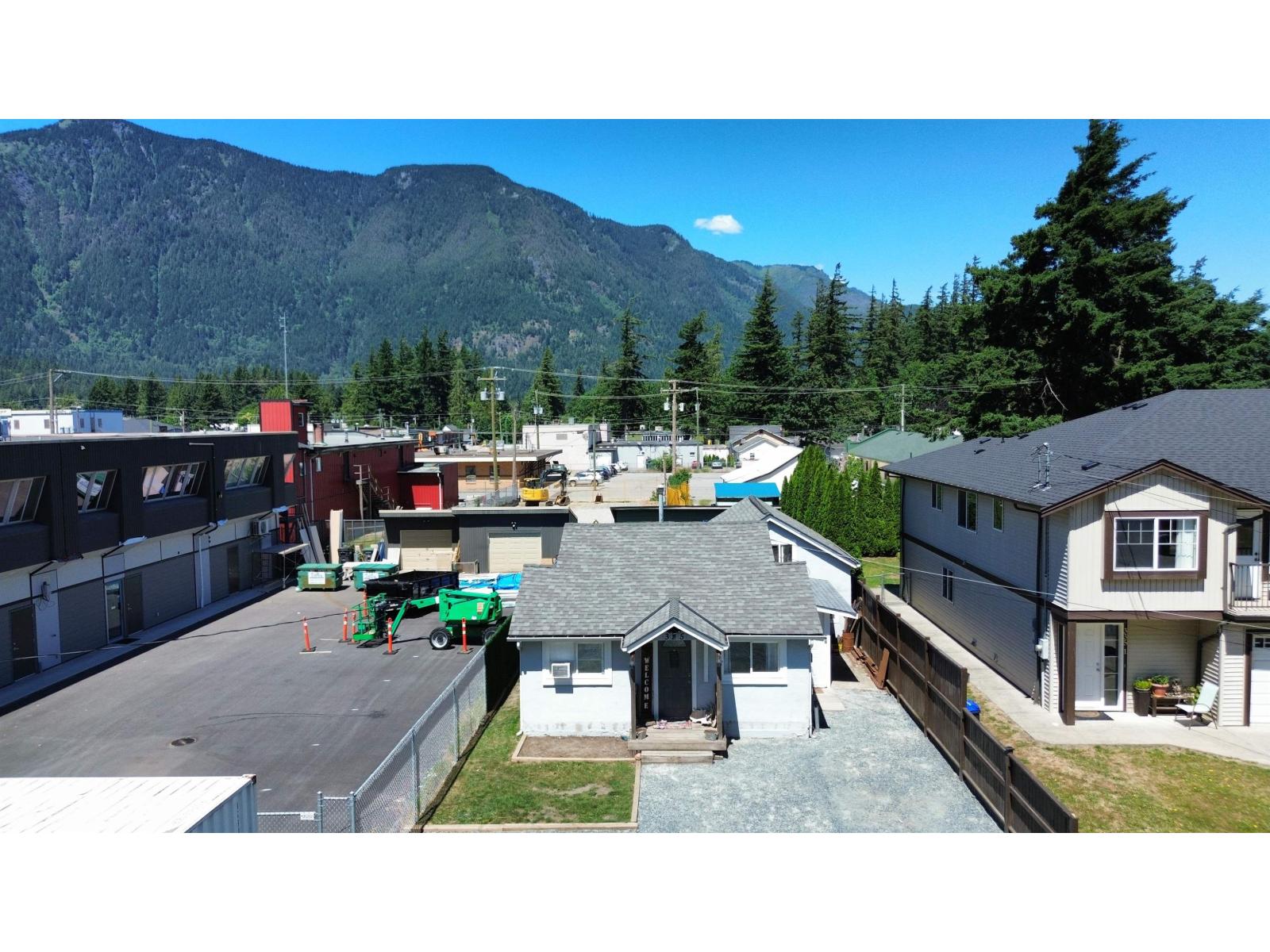 325 Hudson Bay Street Property Photo 22