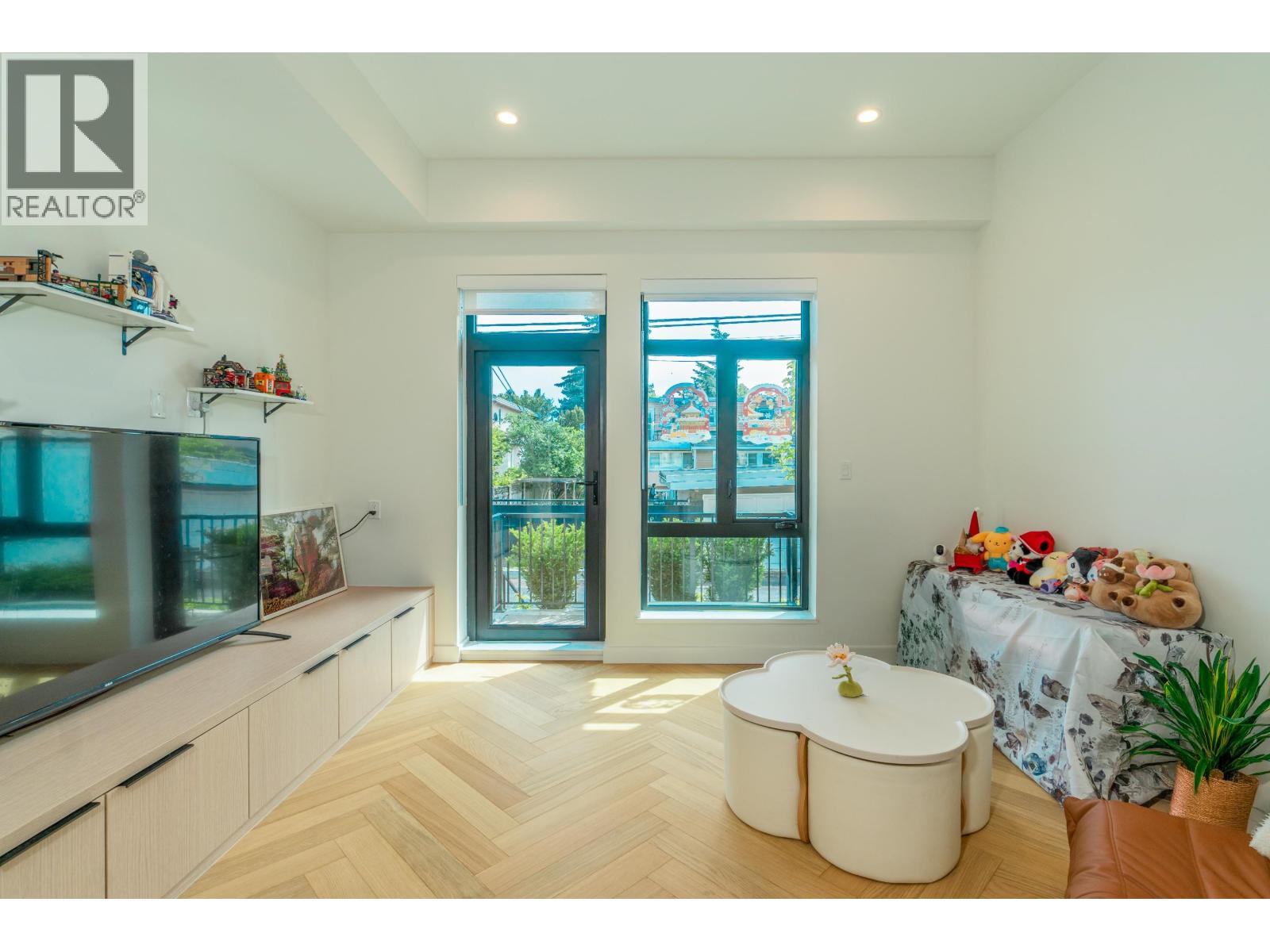 12 6778 Oak Street Property Photo 6