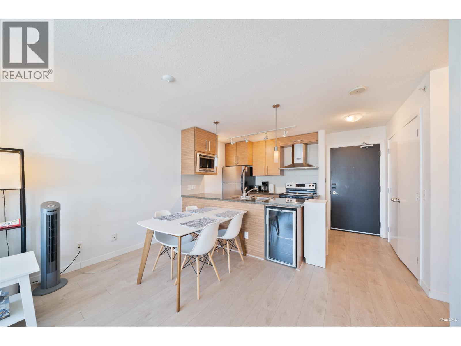 1707 689 Abbott Street Property Photo 9