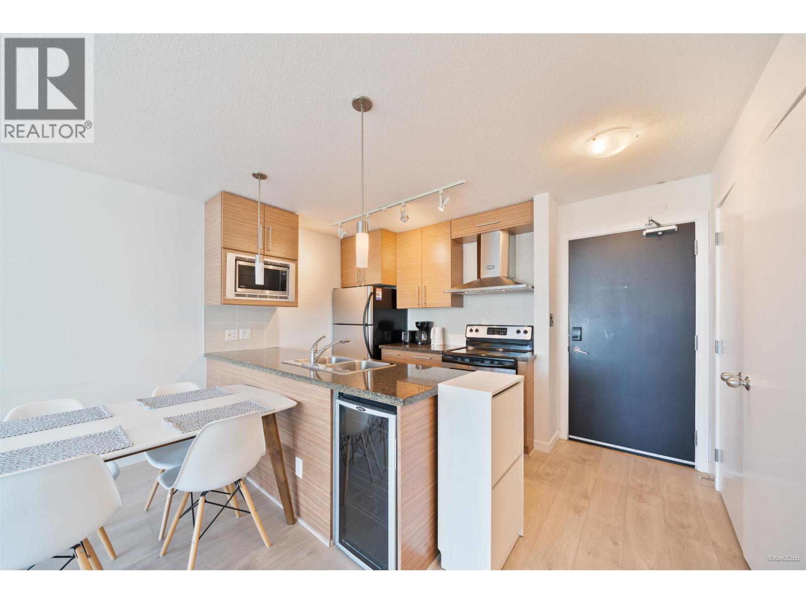 1707 689 Abbott Street Property Photo 10